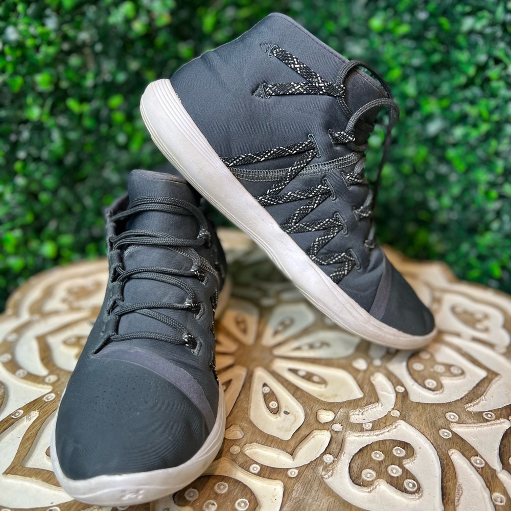 Under Armour Gray Casual Kicks, size 7.5